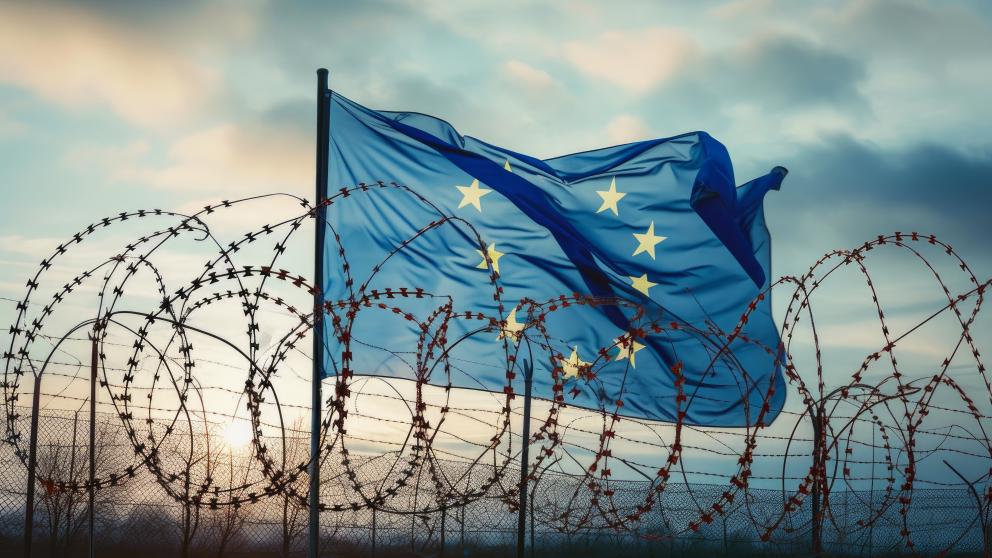 EU:n lippu ja piikkilankaa. Kuva: AdobeStock