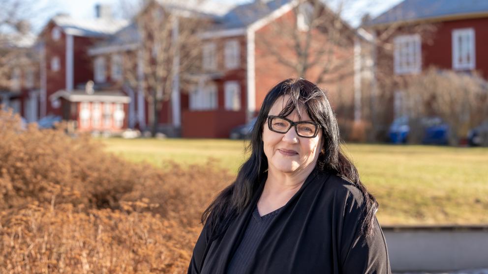 Virpi Kamunen yliopiston kampuksella