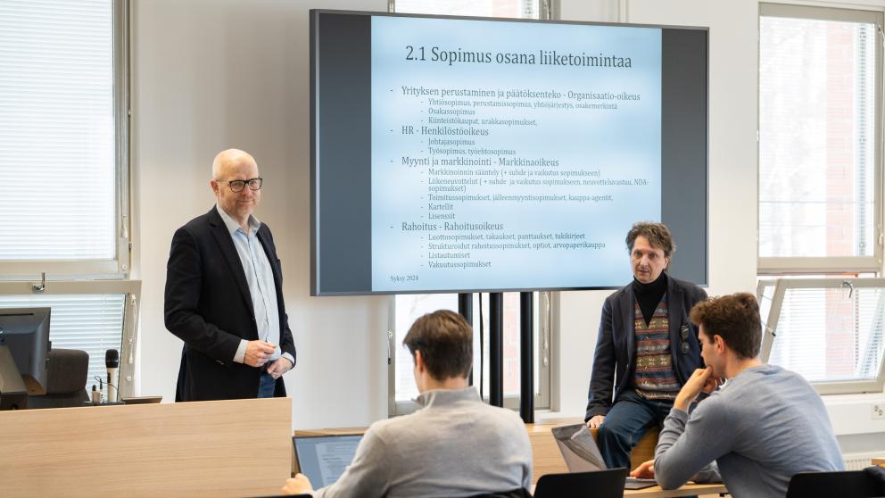 Opettajat luennolla opiskelijoiden kanssa