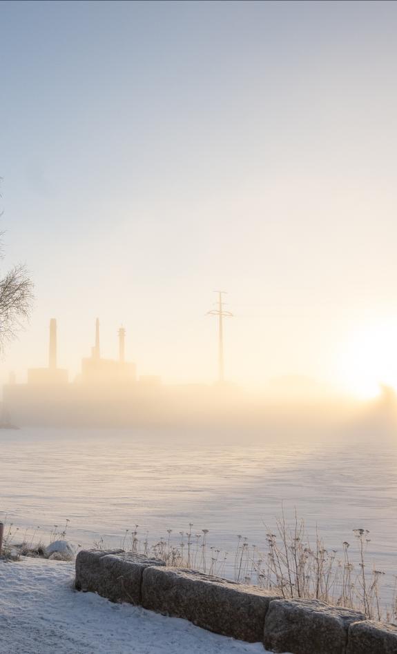 Talvinen ja aurinkoinen maisema. 