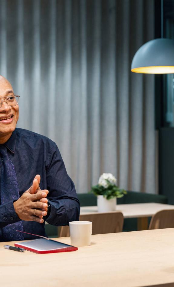 Työkaverit yhdessä kampuksella