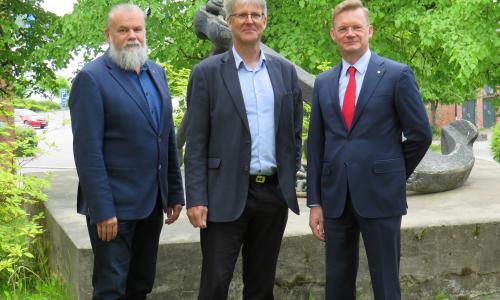 Harry Linnarinne, Kjell Antus ja Jari Kuusista ankkurin edessä Vaasan yliopiston kampuksella.