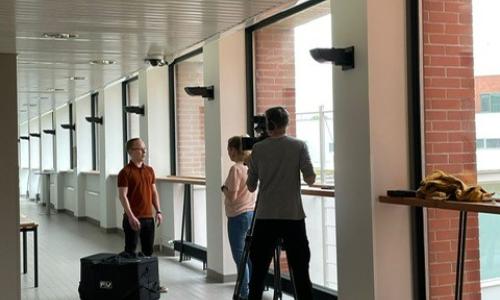 Opiskelijaa haastatellaan televisioon.