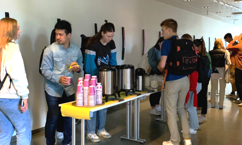 International students are taking coffee at the lobby.