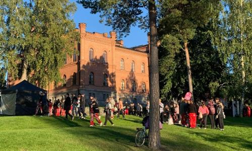 Opiskelijoita Hovioikeuden rannassa