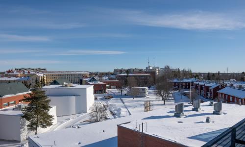 Vaasan yliopiston kampus kuvattuna Ankkurin katolta Palosaaren suuntaan talvella 2023.