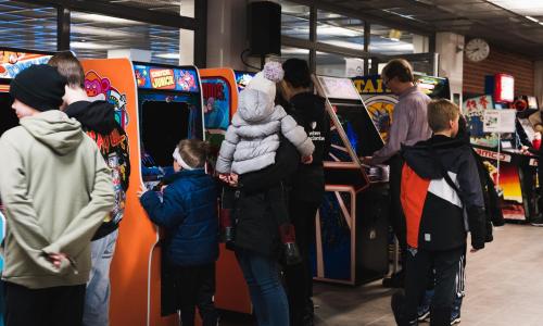 People playing retro games at the University of Vaasa.