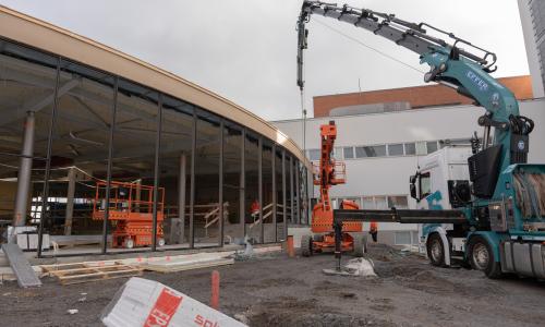Installation of glass for Restaurant Mathilda with the help of a crane.