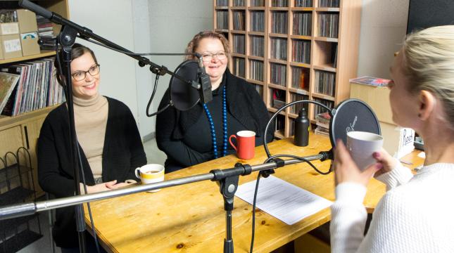 Oivalluksia-podcastissa äänessä ovat Vaasan yliopiston tutkijat. Heitä jututtaa Radio Vaasan toimittaja Miia Kahela.