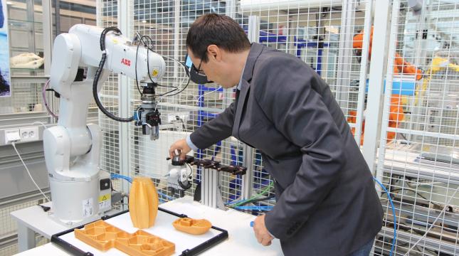 Tuotantotalouden yliopistonlehtori Rayko Toshev tutkii Technobothnian laboratoriossa uusia tapoja tehdä 3D-tulostusta, eli täsmällisemmin sanottuna materiaalia lisäävää valmistusta (AM, additive manufacturing).