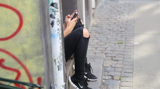Tyttö ja matkapuhelin. Kuvaaja Marco Wolff, Pixabay