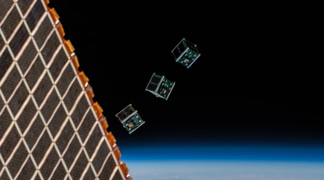 Piensatelliitteja avaruudessa, kuva: ESA