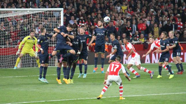 Alexis Sanchez free kick Arsenal kuva Ronnie MacDonald Flickr CC-BY