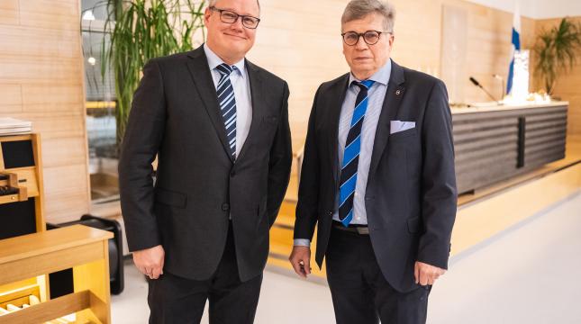 Vaasan yliopiston laskentatoimen professori Marko Järvenpää (vas.) ja Heikki Hurtig