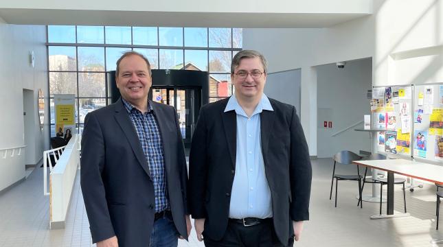Professor Brian Chabowski (on the right side) and Professor Peter Gabrielsson at the University of Vaasa. 