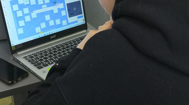 Opiskelija katsoo tietokonetta. 
