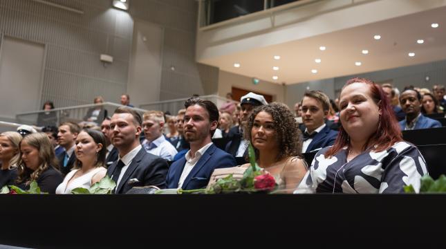 Valmistuvia opiskelijoita publiikissa