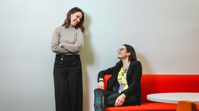 Jenni Kantola ja Annika Tidström hymyilevät toisilleen
