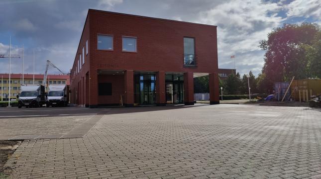 Luotsin yliopiston puoleinen sisäänkäynti