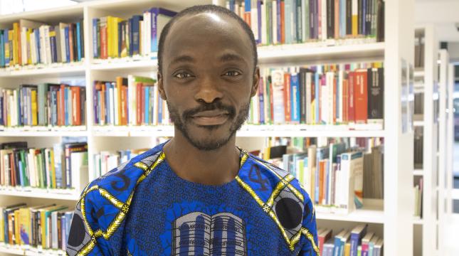 Emmanuel Kusi Appiah Vaasan yliopiston Tritonia-kirjastossa