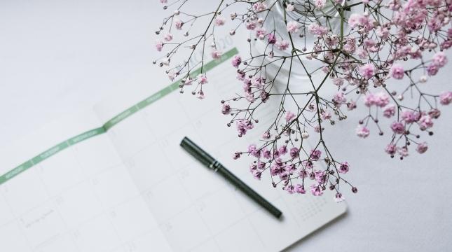 Kalenteri ja kukkia