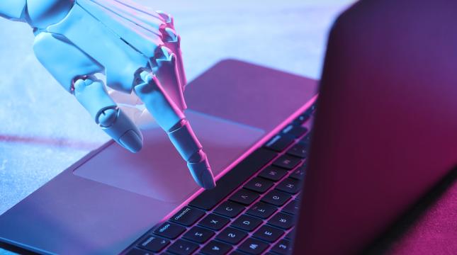 Robottikäsi ja tietokone