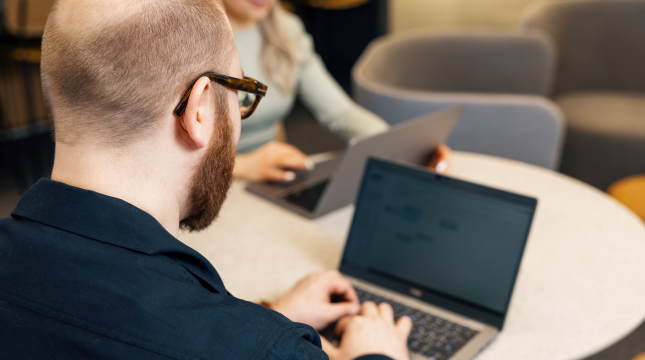 Opiskelija läppärillä. 