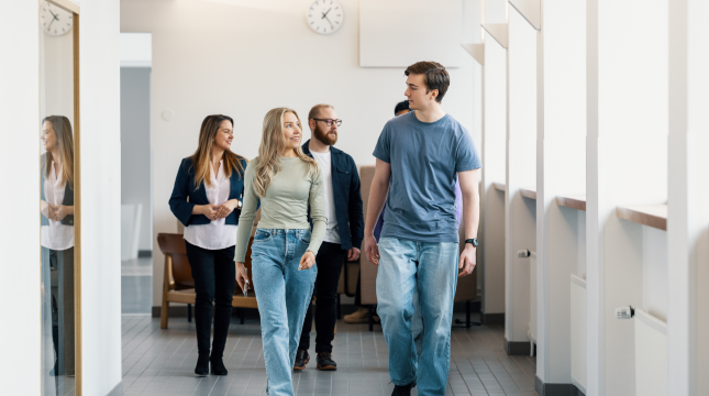 Opiskelijoita käytävällä