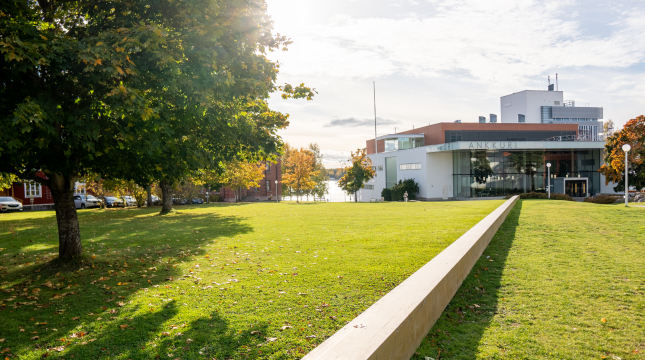 Vaasan yliopiston kampus auringonpaisteessa. 