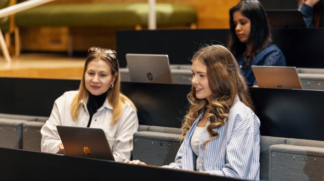 Opiskelijat luennolla