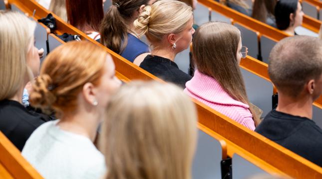 Opiskelijoita luennolla. 