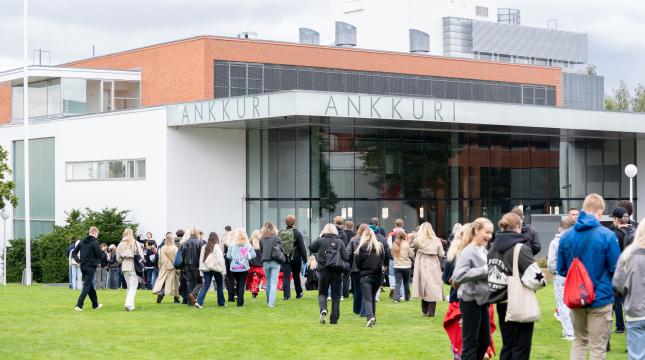 Opiskelijoita kampuksella