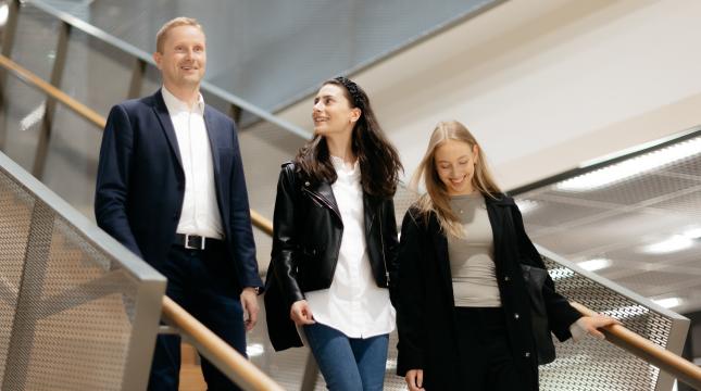 Opiskelijat ja professori kampuksella. 
