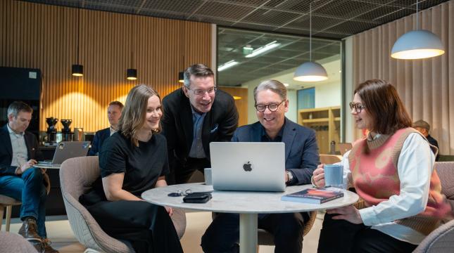 Tutkijoita tietokoneen ääressä