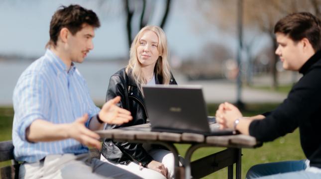 Opiskelijat kampuksella ulkona.