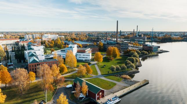 Vaasan yliopiston syksyinen kampus ilmasta mereltä päin kuvattuna