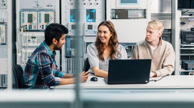 Opiskelijat sähkötekniikan laboratoriossa. 