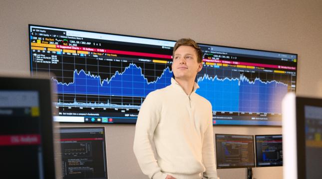 Opiskelija Bloomberg-labrassa. 