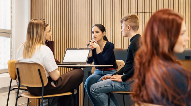 Opiskelijat tekevät ryhmätyötä. 