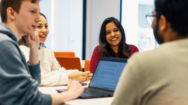 Opiskelijat tekevät ryhmätyötä. 