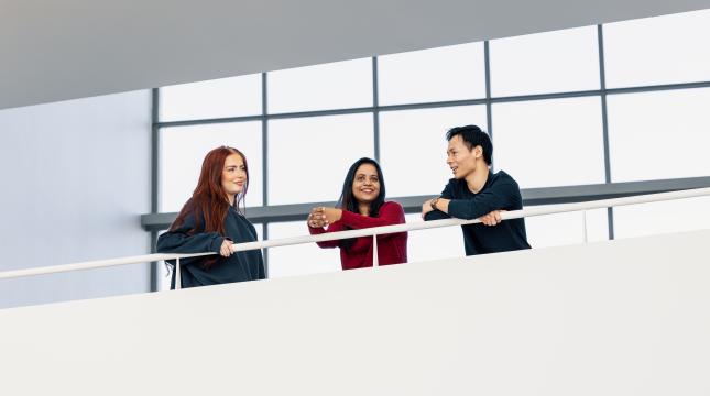 Opiskelijat hengailevat kampuksella.