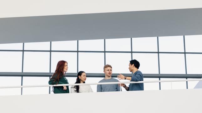 Opiskelijat kampuksella. 