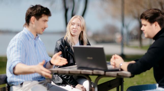 Opiskelijat kampuksella