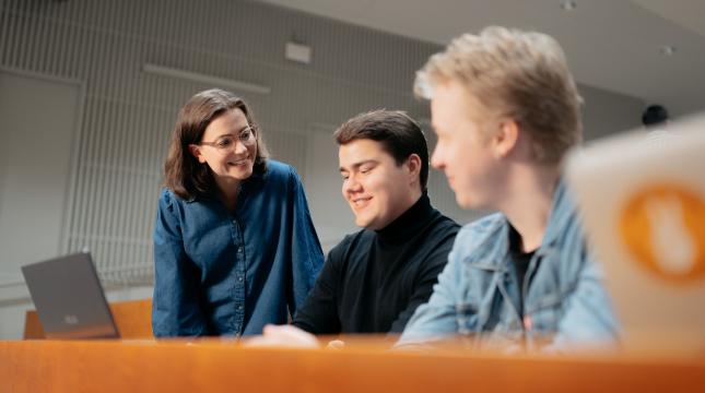 Opiskelijat luennolla