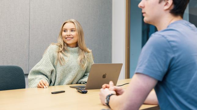 Kuvassa kaksi opiskelijaa tekemässä ryhmätyötä
