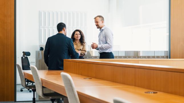 Kollegat yhdessä kampuksella