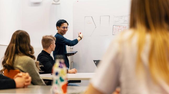 Opiskelijat luennolla