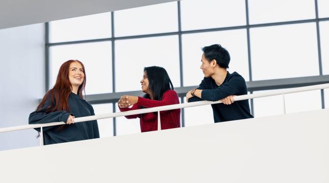 Opiskelijat keskustelemassa