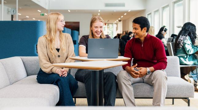 Opiskelijat keskustelemassa