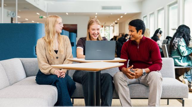 Opiskelijat keskustelemassa